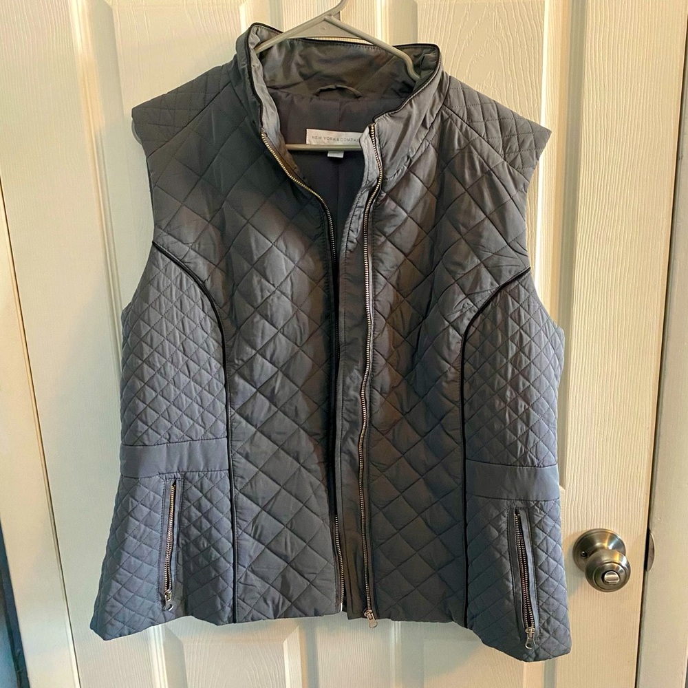 Zip-front quilted vest size XL